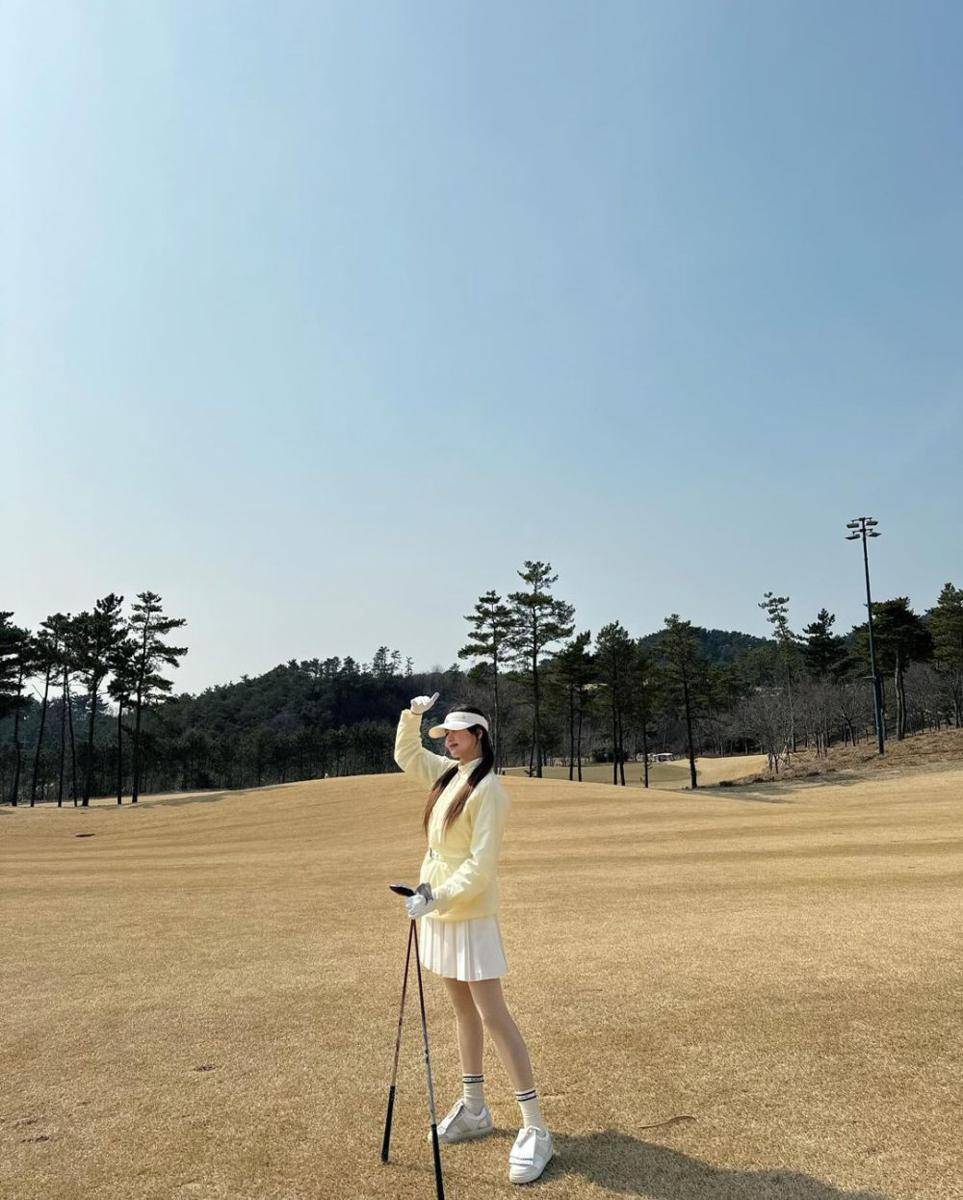 outfit sporty girl ala Han Bo Reum (instagram.com/han_bling_)