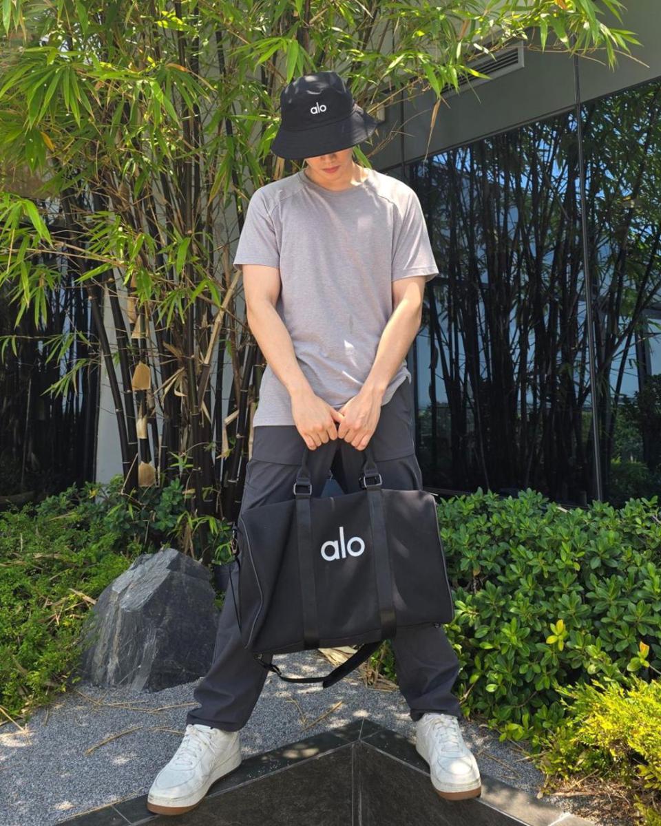 outfit minimalis ala Bible Sumettikul (instagram.com/biblesumett)
