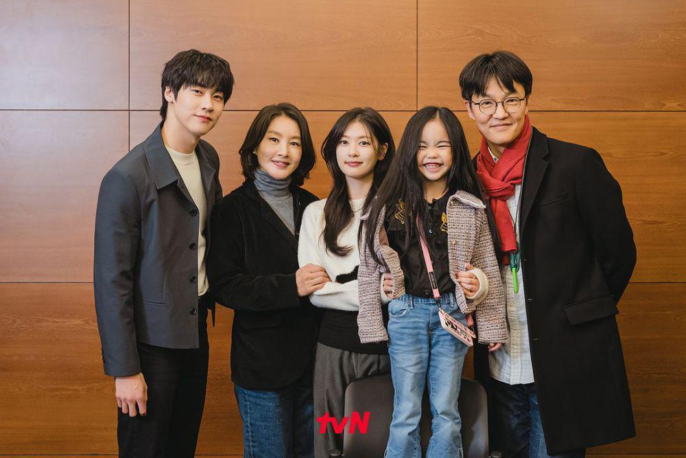 Lee Seung Hyub, Park Ji young, Jung So Min, Oh Eun Seo, dan Jo Han Chul di pembacaan naskah Love Next Door (dok. tvN/Love next Door)