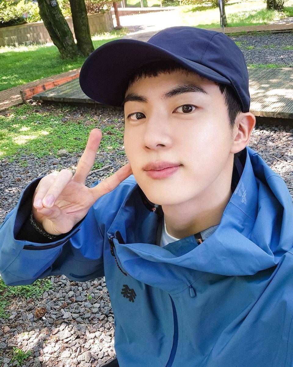 Momen hiking Jin BTS dalam salah satu episode Run Jin! Instagram/jin_bighitentertainment