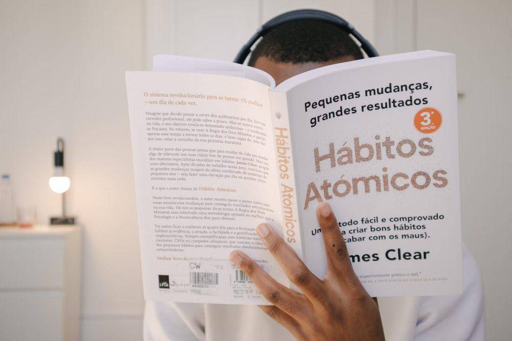 ilustrasi memahami isi buku non fiksi (unsplash.com/Nubelson Fernandes)