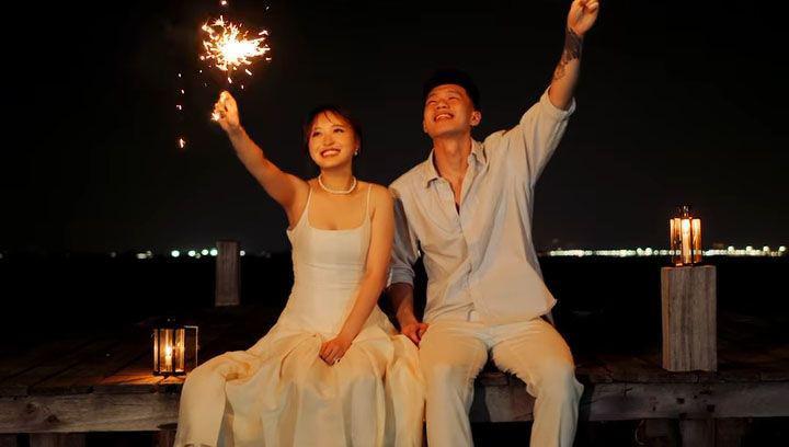 7 Potret Prewedding Nita Vior dan Vincent Kosasih, Main Kembang Api