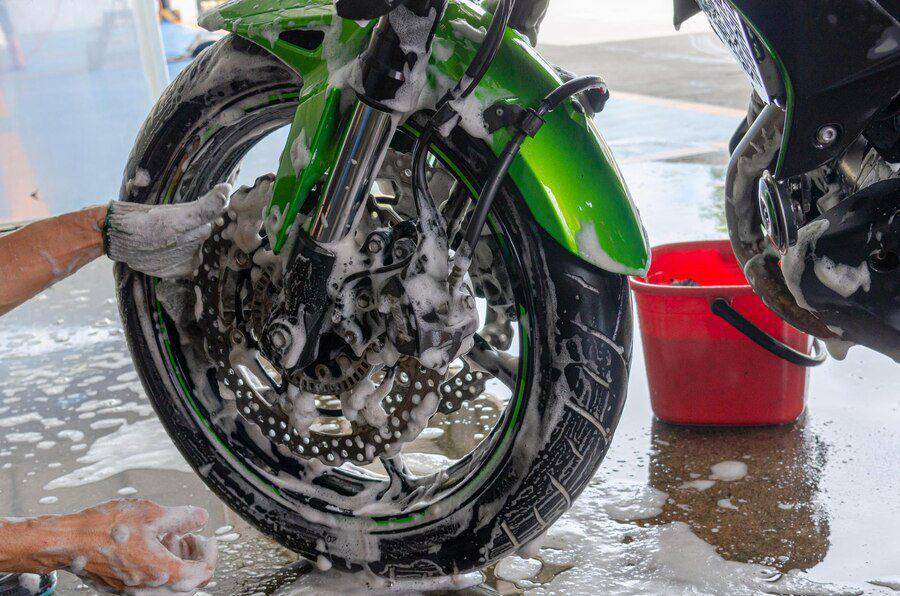 Ilustrasi cuci motor (freepik.com/joshimo)