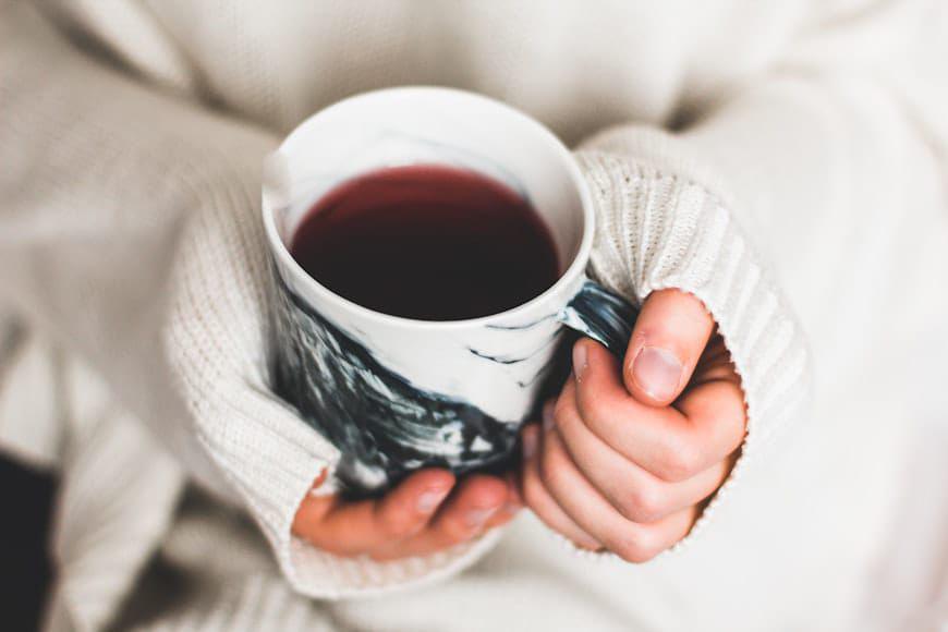 ilustrasi seseorang minum kopi tanpa gula untuk menurunkan berat badan (unsplash.com/ Kira auf der Heide)