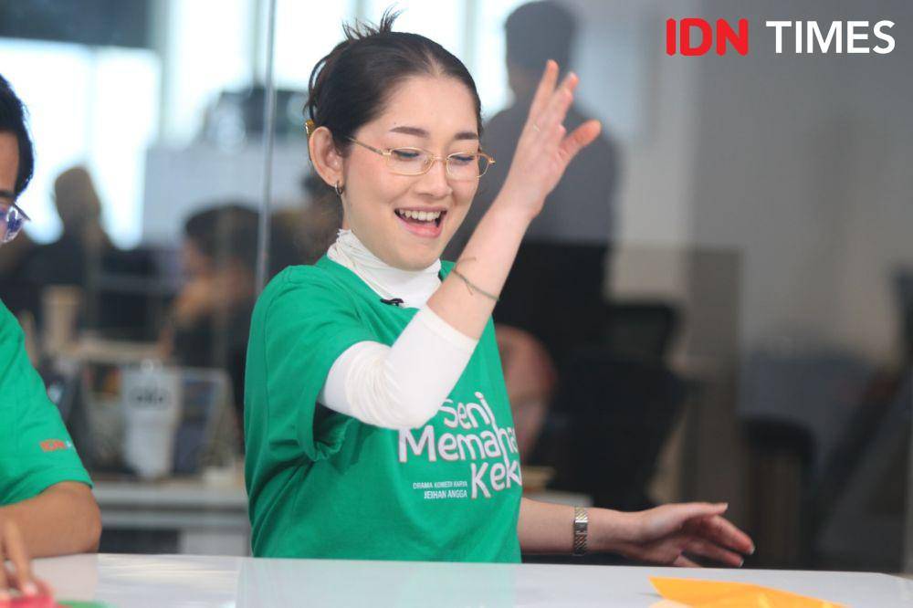 Cast 'Seni Memahami Kekasih' saat bermain di kantor IDN HQ pada Senin (19/8/2024). (IDN Times/Jihan A'liifah)