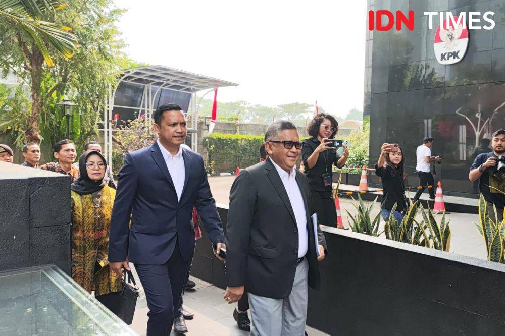 Sekjen PDIP, Hasto Kristiyanto saat memenuhi panggilan KPK (20/8/2024). (IDN Times/Yosafat Diva Bayu Wisesa)