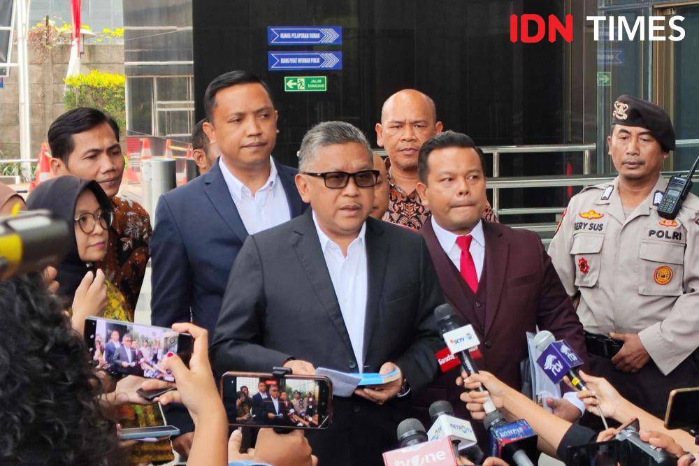 Sekjen PDIP, Hasto Kristiyanto saat memenuhi panggilan KPK (20/8/2024). (IDN Times/Yosafat Diva Bayu Wisesa)