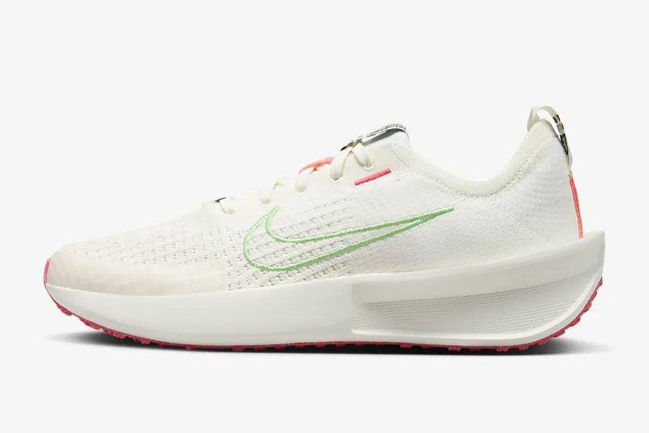 Sepatu lari Nike Interact Run (nike.com)