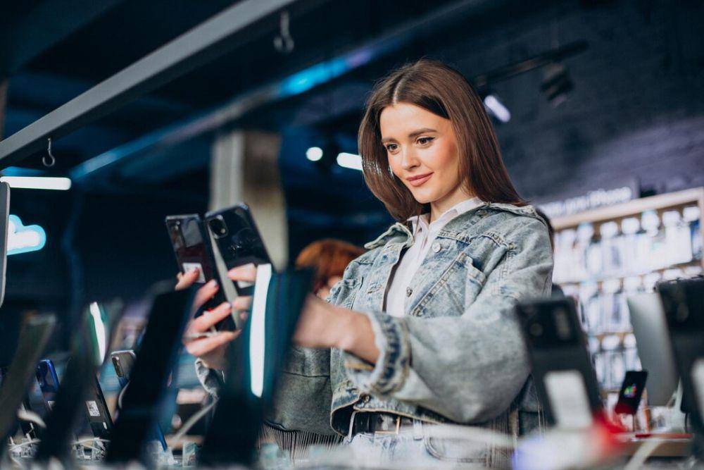 Ilustrasi seorang perempuan memilih handphone. (freepik.com/senivpetro)