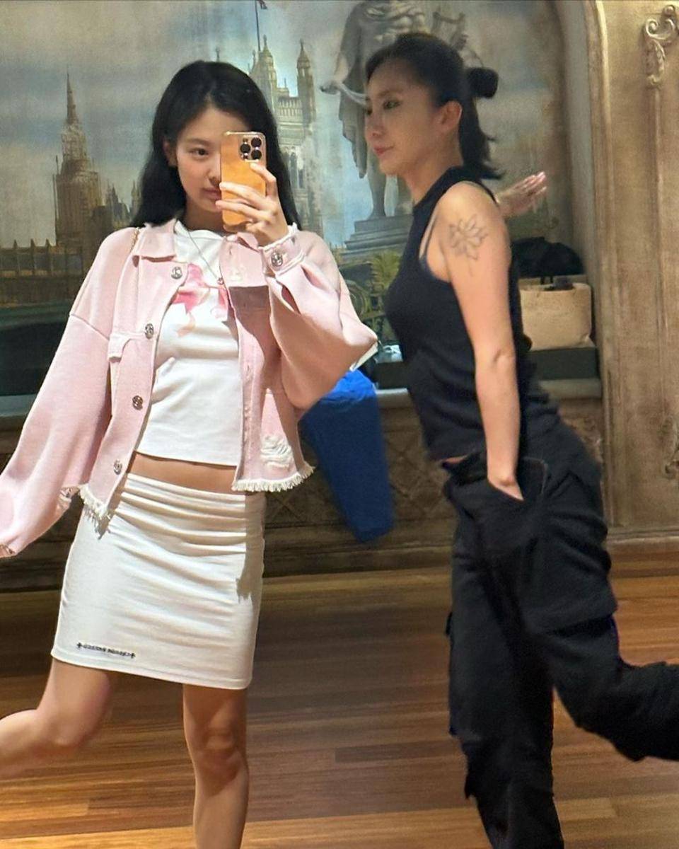 style Jennie BLACKPINK dengan outfit pink (instagram.com/jennierubyjane)