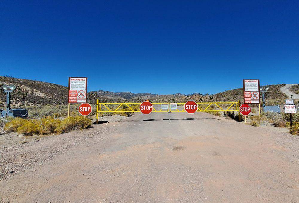 gerbang utama Area 51, Lapangan Uji Coba Angkatan Udara Amerika Serikat Nellis di Lincoln County, Nevada (commons.wikimedia.org/David James Henry)