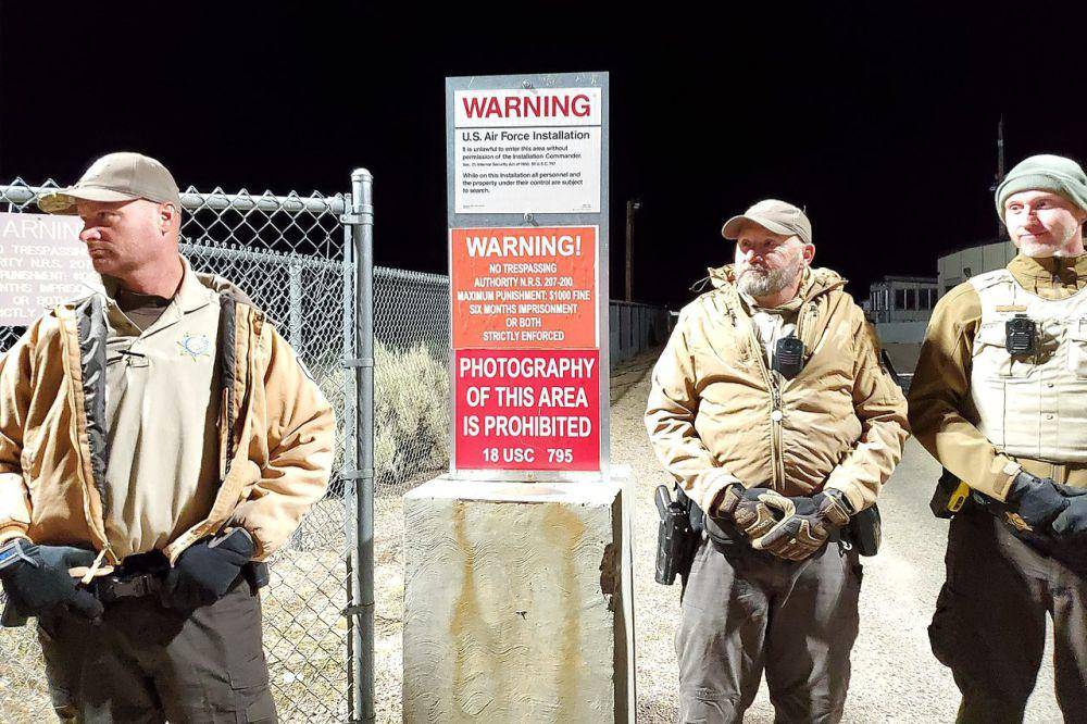 Tiga petugas keamanan dari Lincoln County, Nevada, menjaga gerbang belakang Area 51. (commons.wikimedia.org/David James Henry)