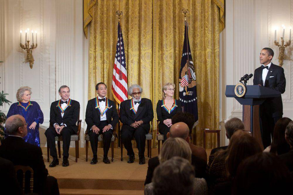 Presiden Barack Obama berpidato di Kennedy Center Honors 2011 di East Room, Gedung Putih, memberikan penghormatan kepada penerima Kennedy Center Honorees 2011 (duduk, dari kiri) Barbara Cook, Neil Diamond, Yo-Yo Ma, Sonny Rollins dan Meryl Streep. (commons.wikimedia.org/Lawrence Jackson)