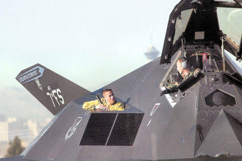 Kepala kru Skuadron Tempur ke-7 F-117A mempersiapkan pesawat untuk penerbangan di Pangkalan Angkatan Udara Holloman. (commons.wikimedia.org/United States Air Force)