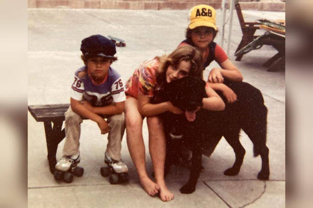 potret Billie Joe Armstrong (paling kiri) dan kedua kakaknya (instagram.com/billiejoearmstrong)