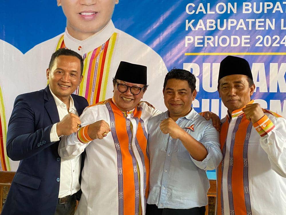 Rumaksi dan Sukisman Azmy berphoto bersama dengan ketua DPC Demokrat Lotim, Amrul Jihadi (IDN Times/Ruhaili)