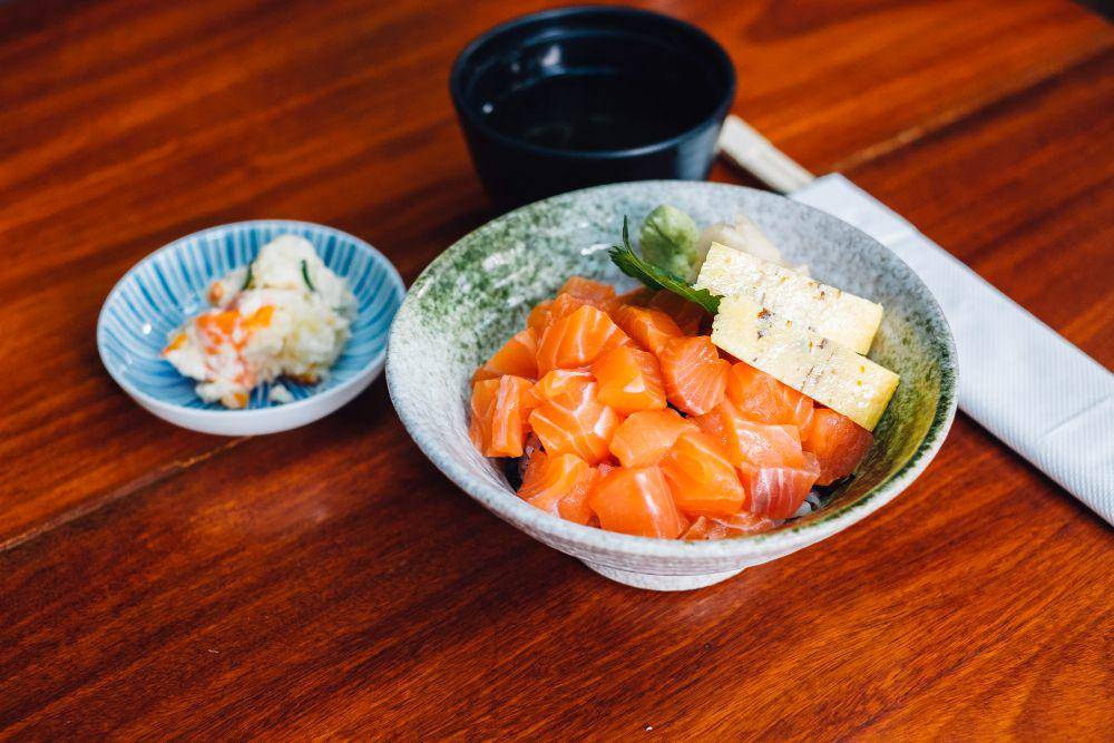 ilustrasi salmon aburi don (freepik.com/freepik)
