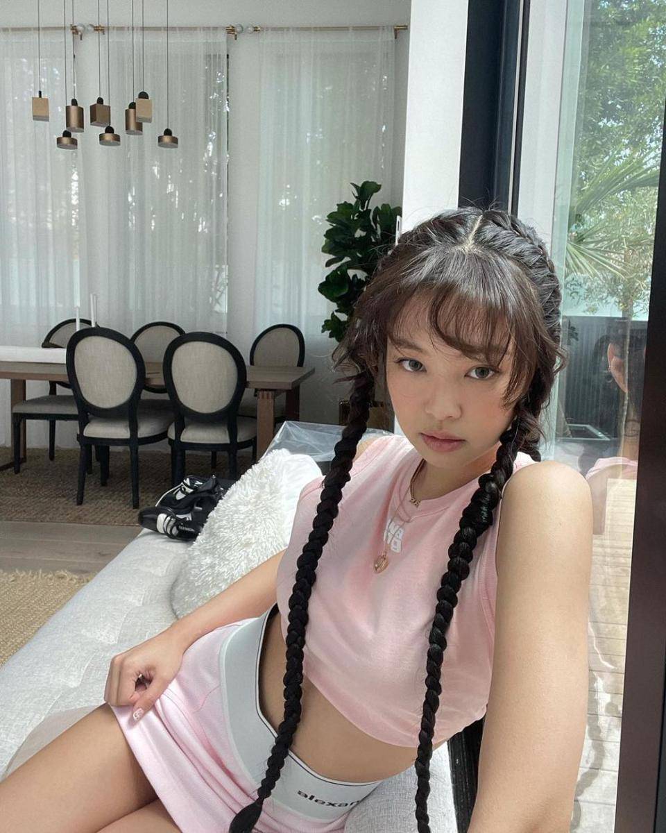 style Jennie BLACKPINK dengan outfit pink (instagram.com/jennierubyjane)