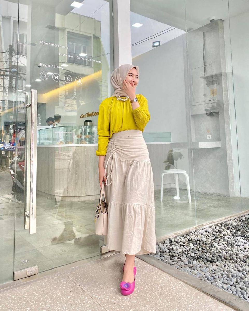 padu padan rok cream ala Intan Ghazella (instagram.com/intanghazll_)