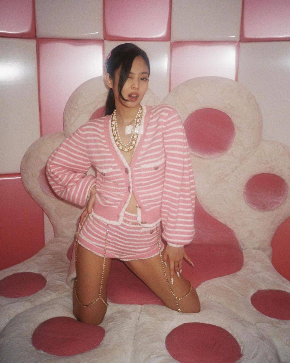 style Jennie BLACKPINK dengan outfit pink (instagram.com/jennierubyjane)