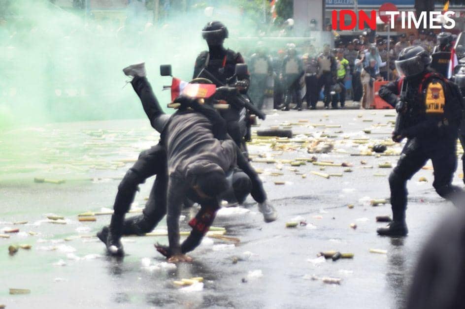 Teknik beladiri polri digunakan dalam melumpuhkan lawan tanpa mencederai, Rabu (21/8/2024).(IDN Times/Cokie Sutrisno)