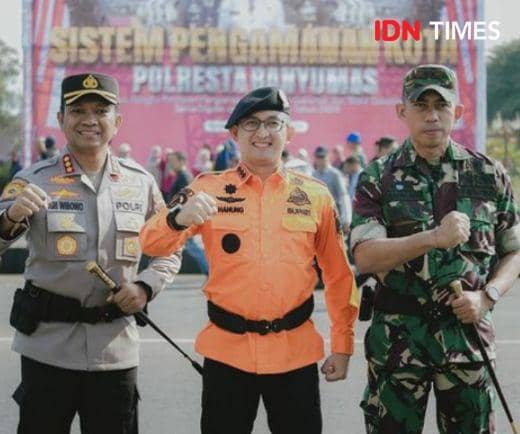 Pj Bupati Banyumas Hanung Cahyo Saputro (tengah) diapit Kapolresta dan Dandim 0701 Wijayakusuma, Rabu (21/8/2024).(IDN Times/Cokie Sutrisno)