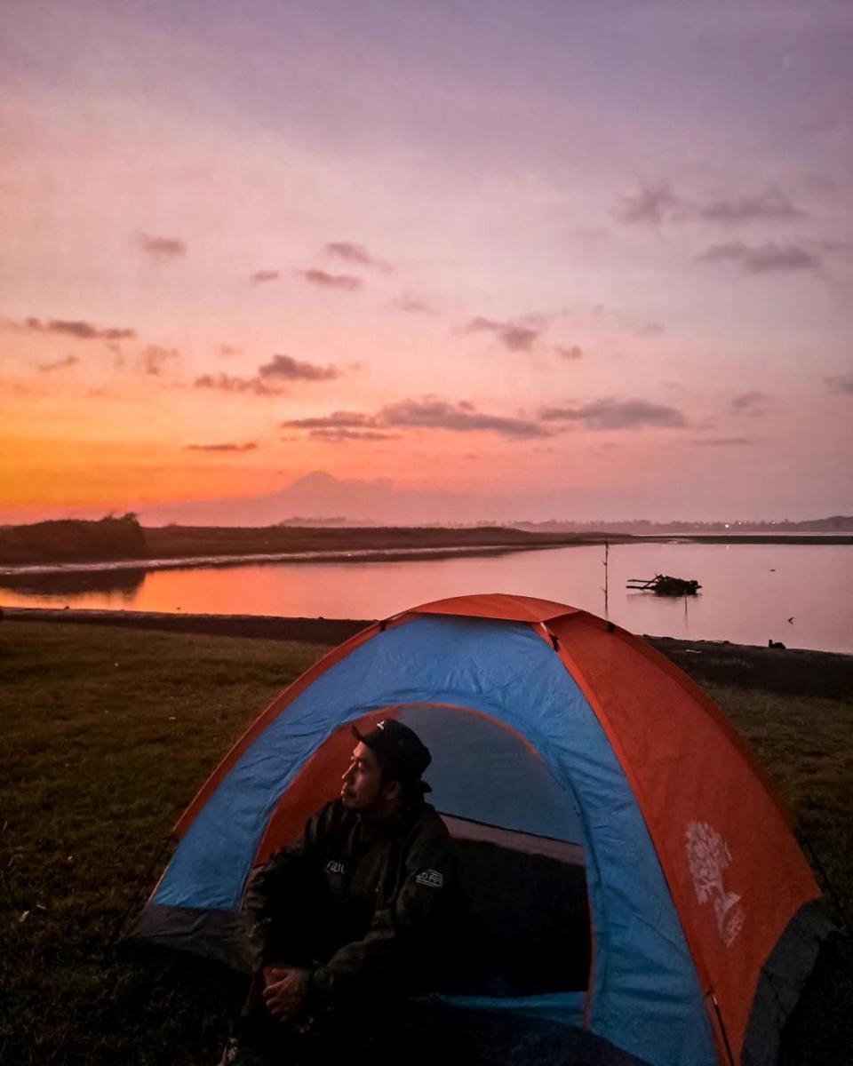 potret seseorang sedang camping di Padang Savana Paseban (instagram.com/zainuriis)
