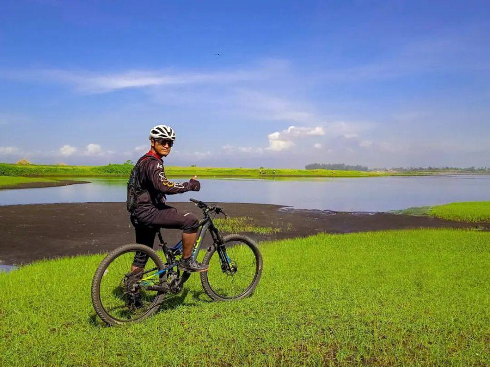 potret seseorang berkunjung ke Padang Savana Paseban dengan bersepada (instagram.com/awanvovo)