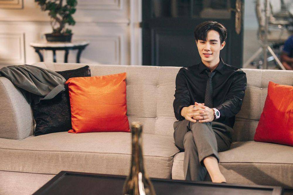 potret mix and match atasan hitam ala Zee Pruk (instagram.com/zeepruk)