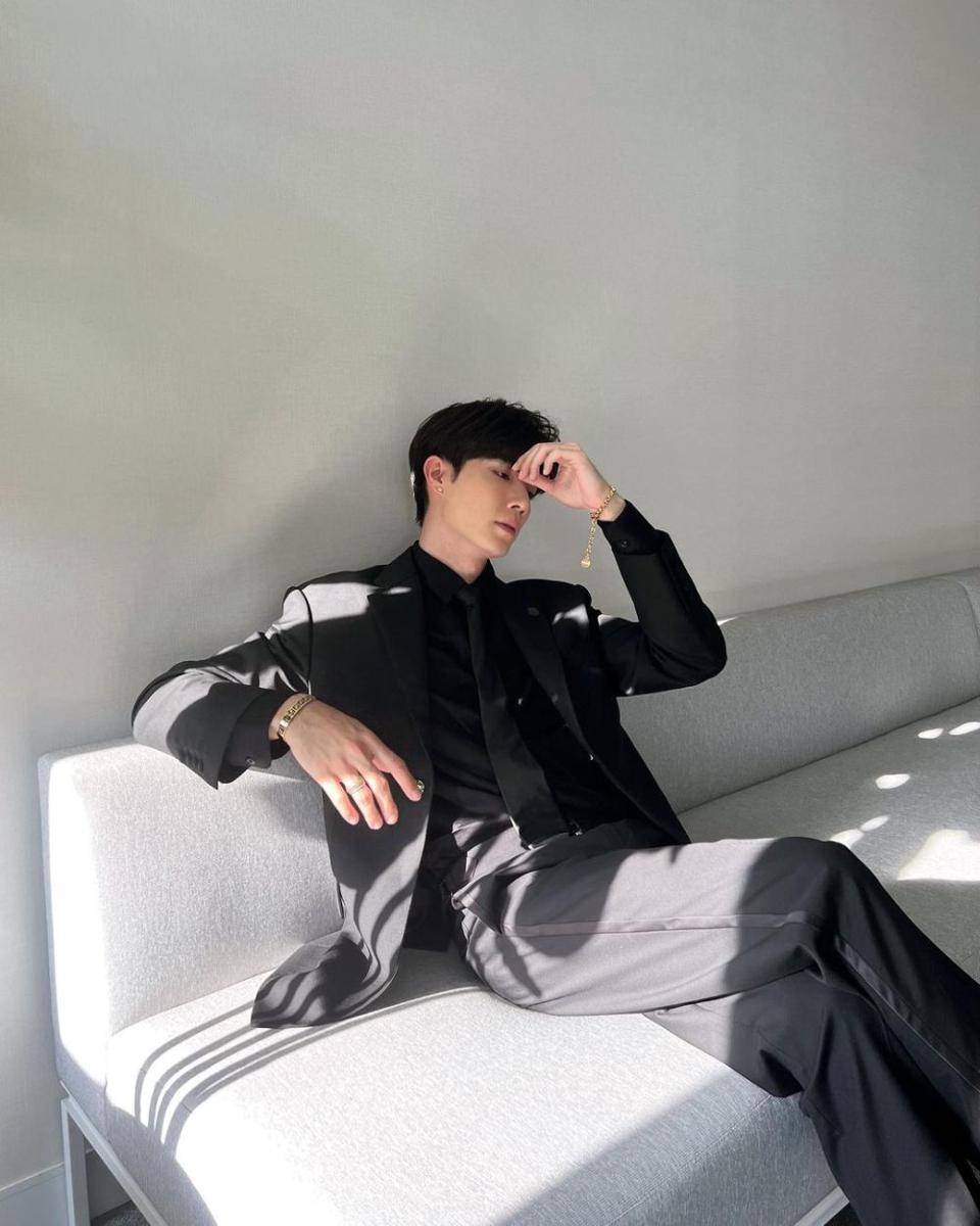 potret mix and match atasan hitam ala Zee Pruk (instagram.com/zeepruk)