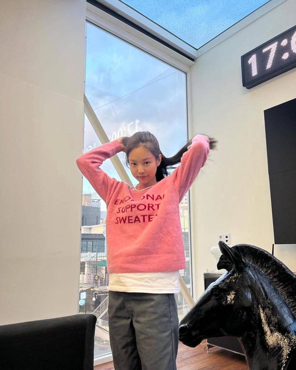 style Jennie BLACKPINK dengan outfit pink (instagram.com/jennierubyjane)