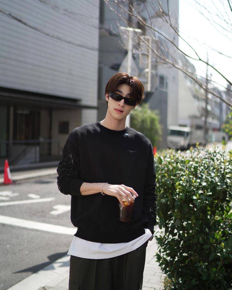 potret styling double layer outfit ala Blue Pongtiwat (instagram.com/blue_pongtiwat)