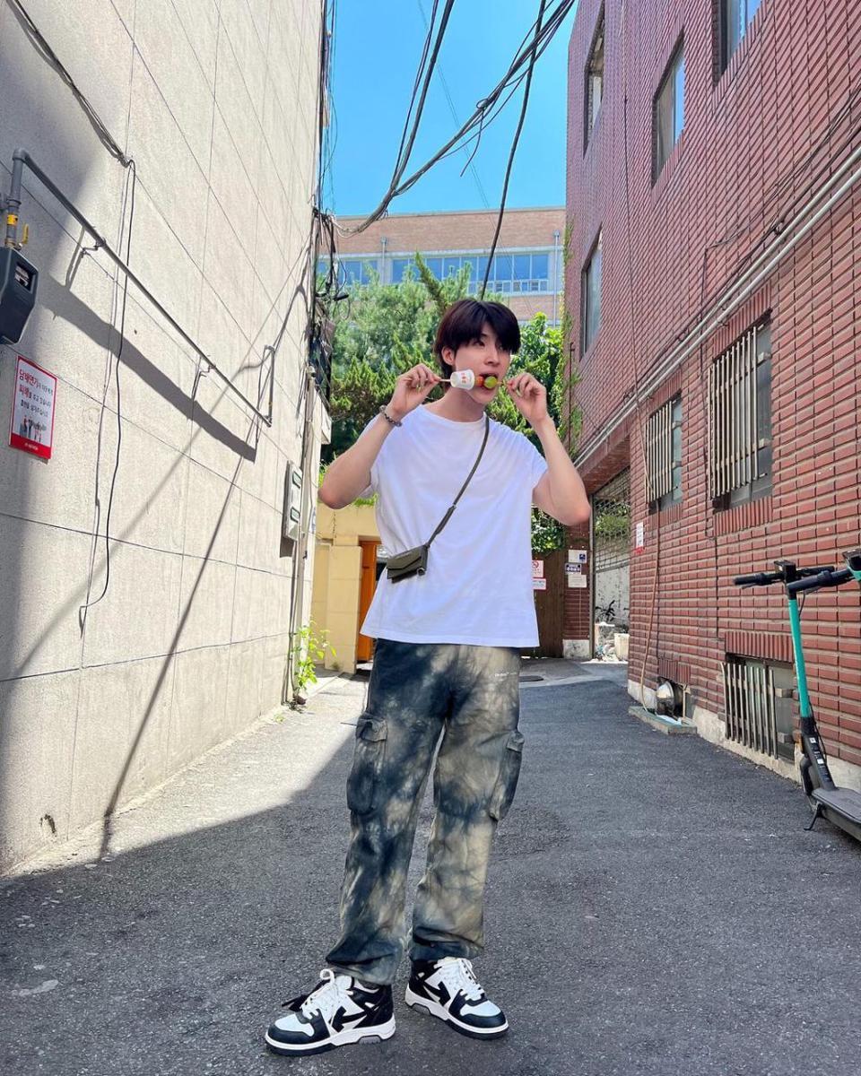 potret mix and match washed jeans ala Blue Pongtiwat (instagram.com/blue_pongtiwat)