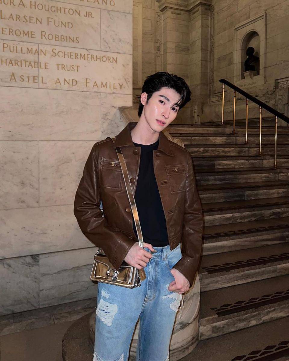 potret styling double layer outfit ala Blue Pongtiwat (instagram.com/blue_pongtiwat)