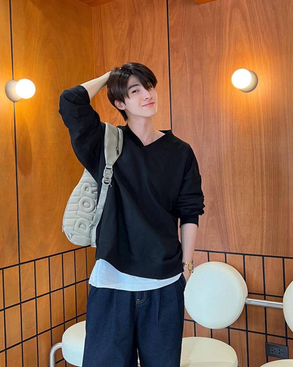 potret styling double layer outfit ala Blue Pongtiwat (instagram.com/blue_pongtiwat)