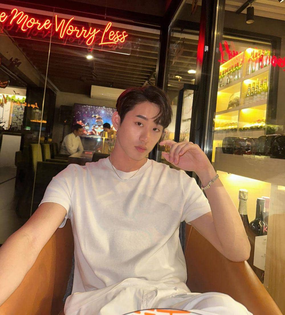 potret outfit night out yang kasual ala Est Supha (instagram.com/est_rvp)