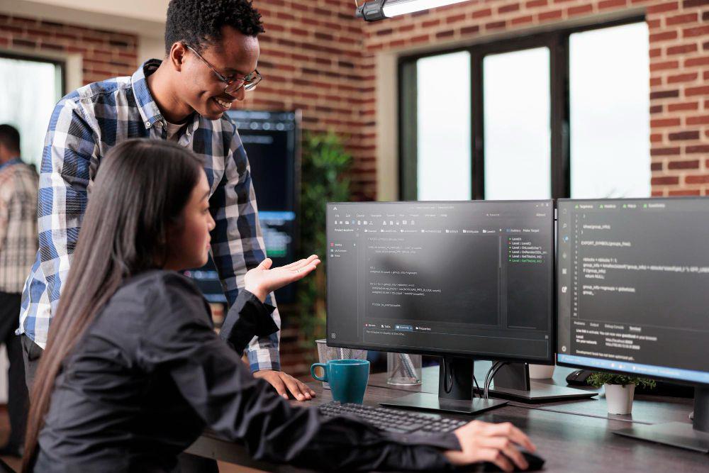 ilustrasi senior data engineer melakukan pendampingan Infrastructure as Code (IaC) (freepik.com/DC Studio)