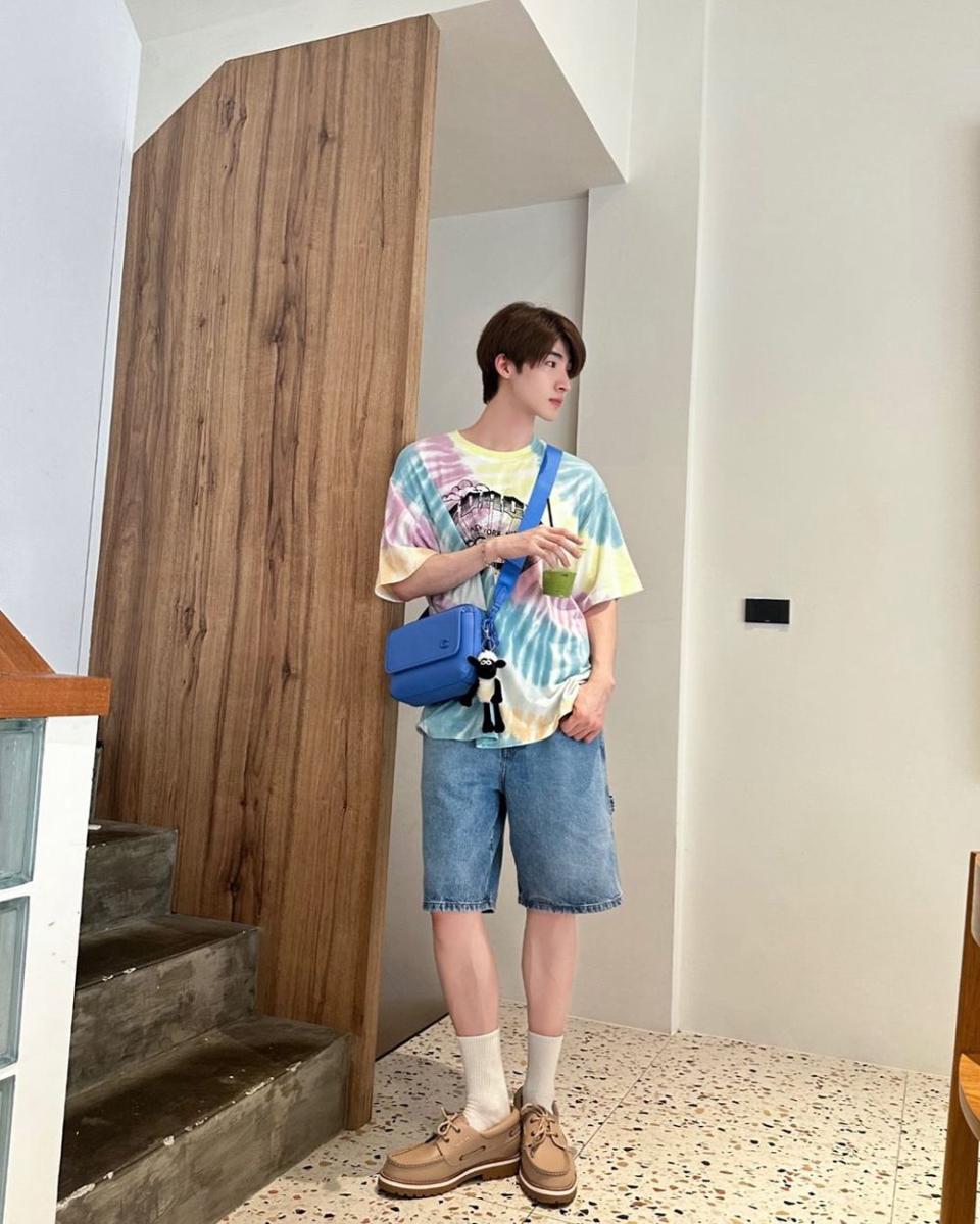 potret mix and match washed jeans ala Blue Pongtiwat (instagram.com/blue_pongtiwat)