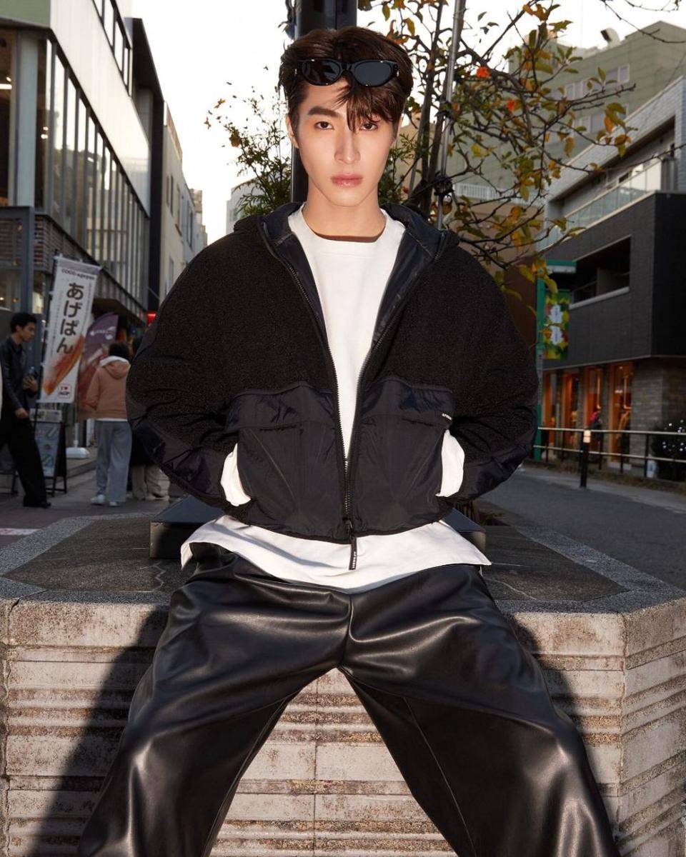 potret styling double layer outfit ala Blue Pongtiwat (instagram.com/blue_pongtiwat)
