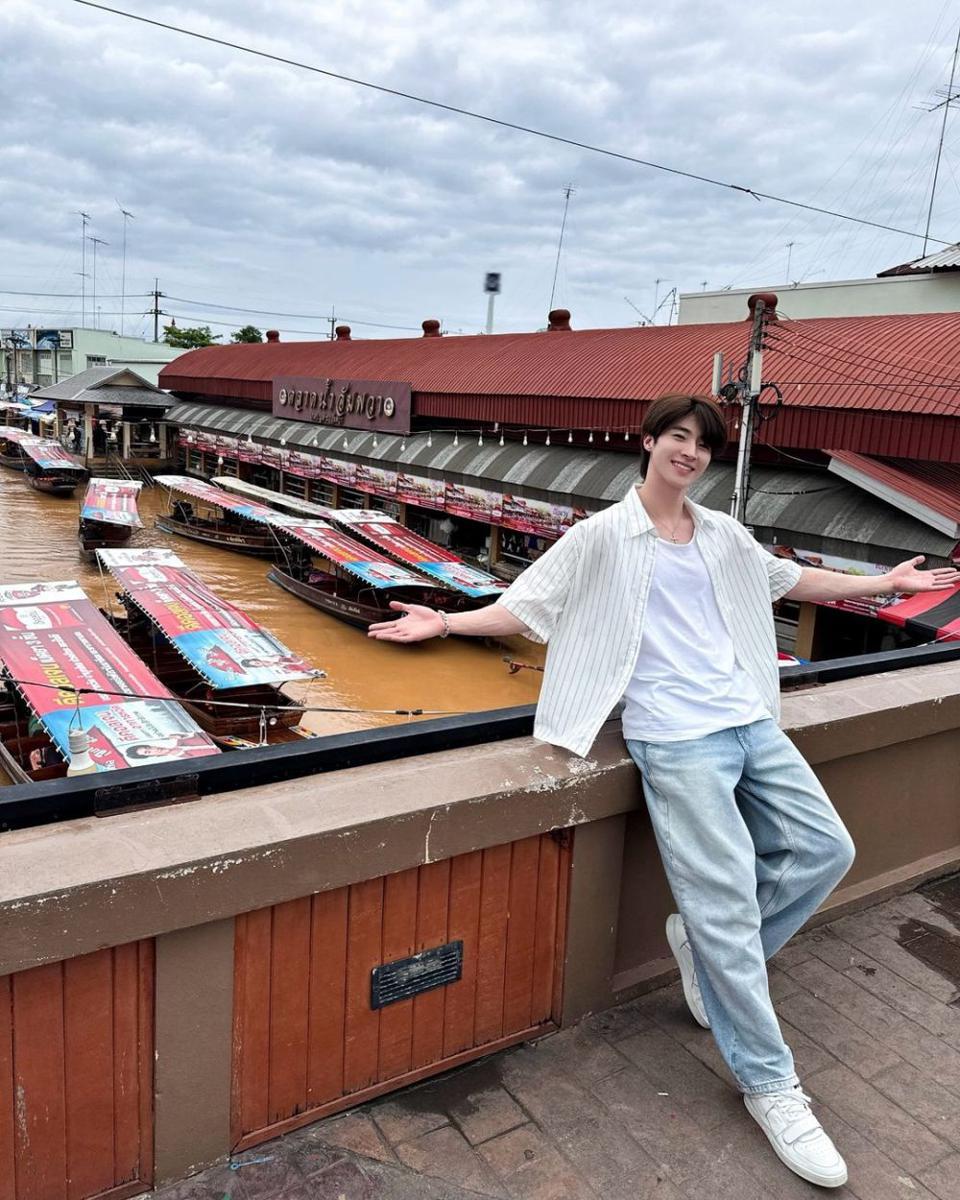 potret mix and match washed jeans ala Blue Pongtiwat (instagram.com/blue_pongtiwat)