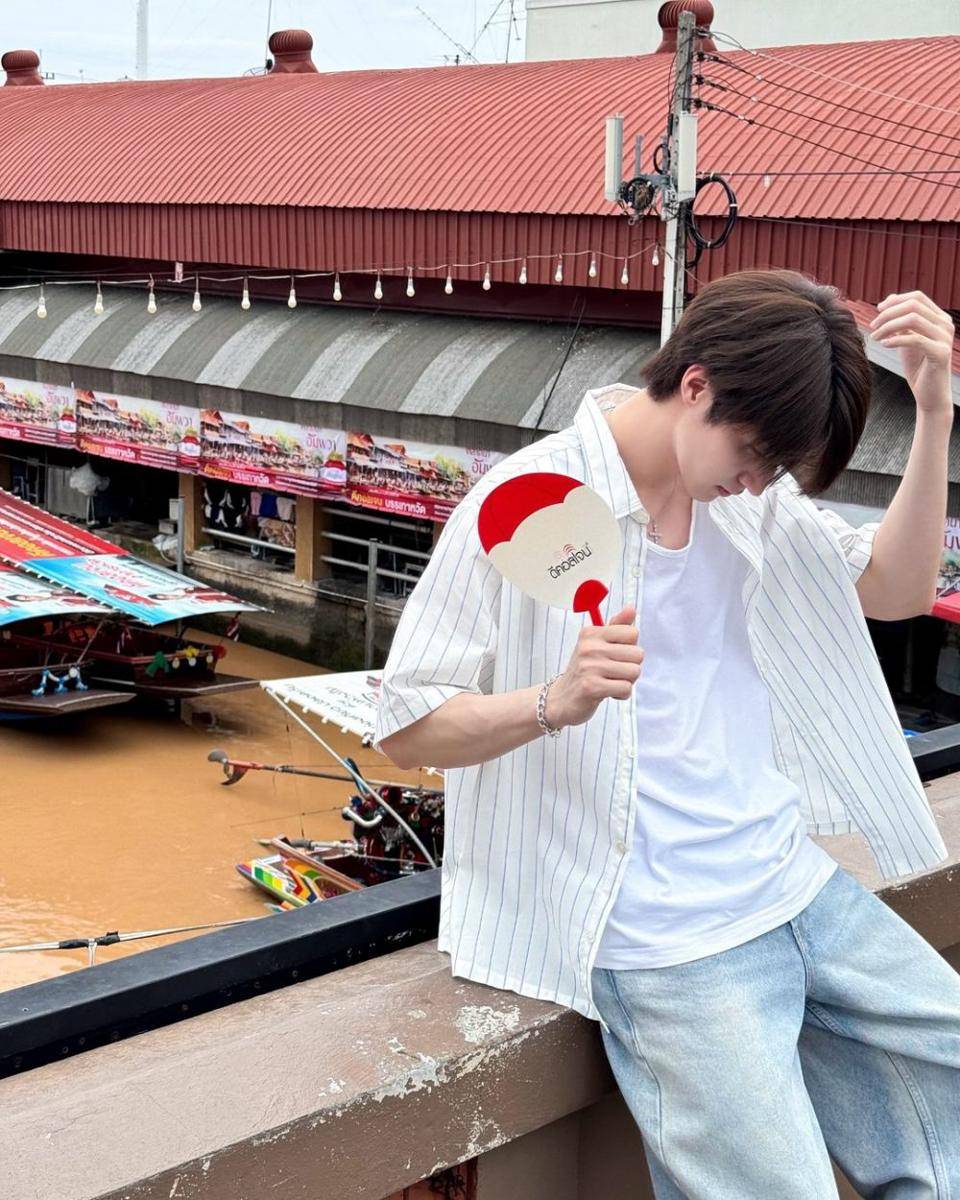 potret styling double layer outfit ala Blue Pongtiwat (instagram.com/blue_pongtiwat)