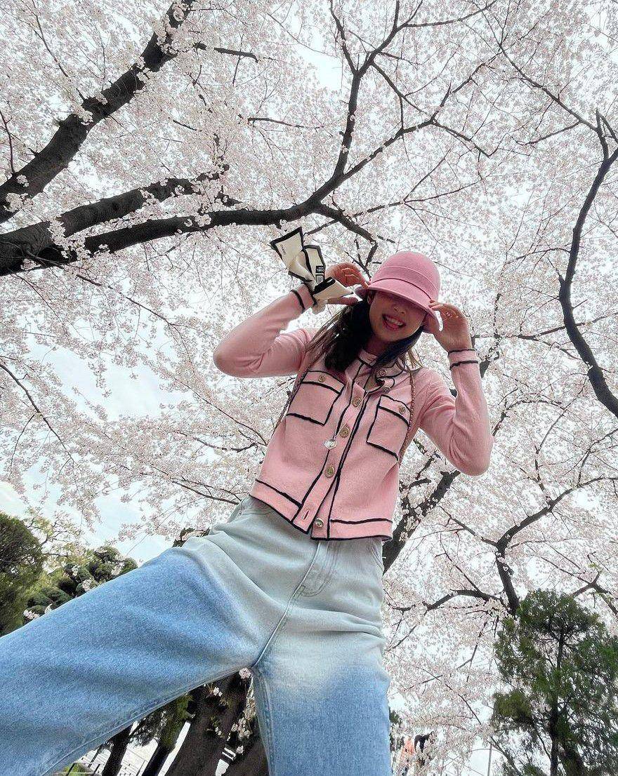 style Jennie BLACKPINK dengan outfit pink (instagram.com/jennierubyjane)