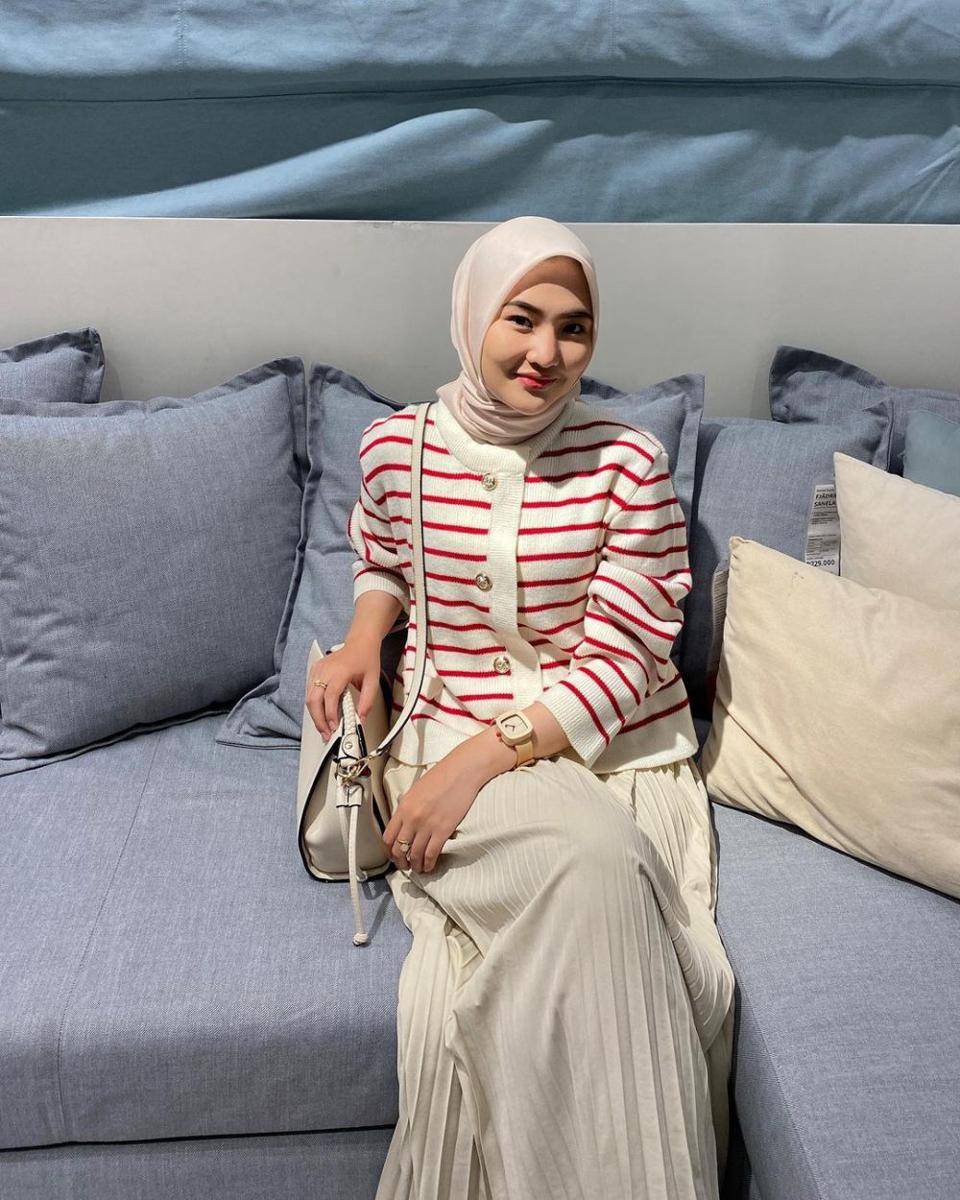 padu padan rok cream ala Intan Ghazella (instagram.com/intanghazll_)