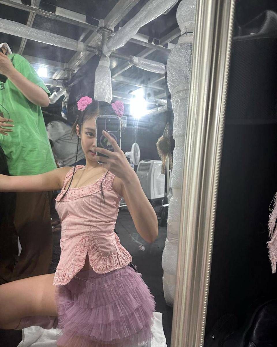 style Jennie BLACKPINK dengan outfit pink (instagram.com/jennierubyjane)