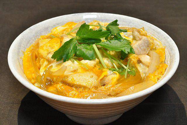 ilustrasi oyakodon (commons.wikimedia.org/Ocdp)