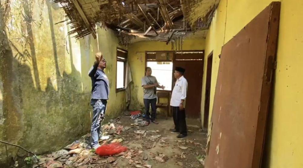 2 Tahun Tak Kunjung Diperbaiki, Siswa SDN Ciaripin Sukabumi Belajar di Lantai