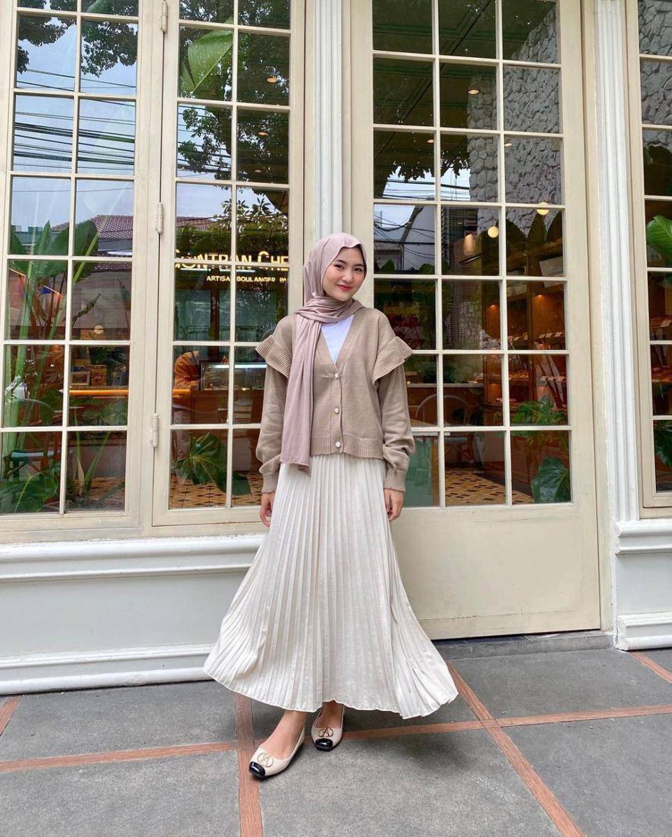 padu padan rok cream ala Intan Ghazella (instagram.com/intanghazll_)