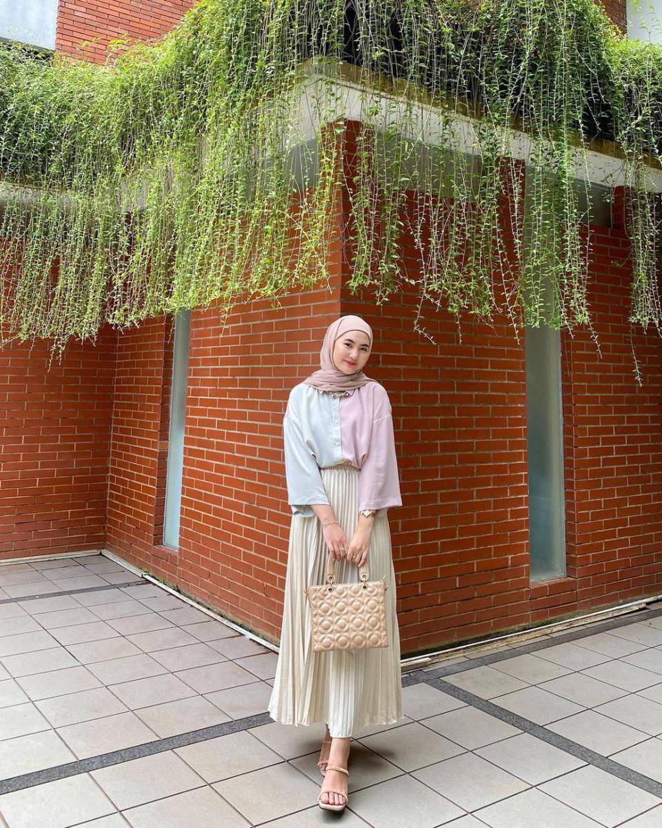 padu padan rok cream ala Intan Ghazella (instagram.com/intanghazll_)