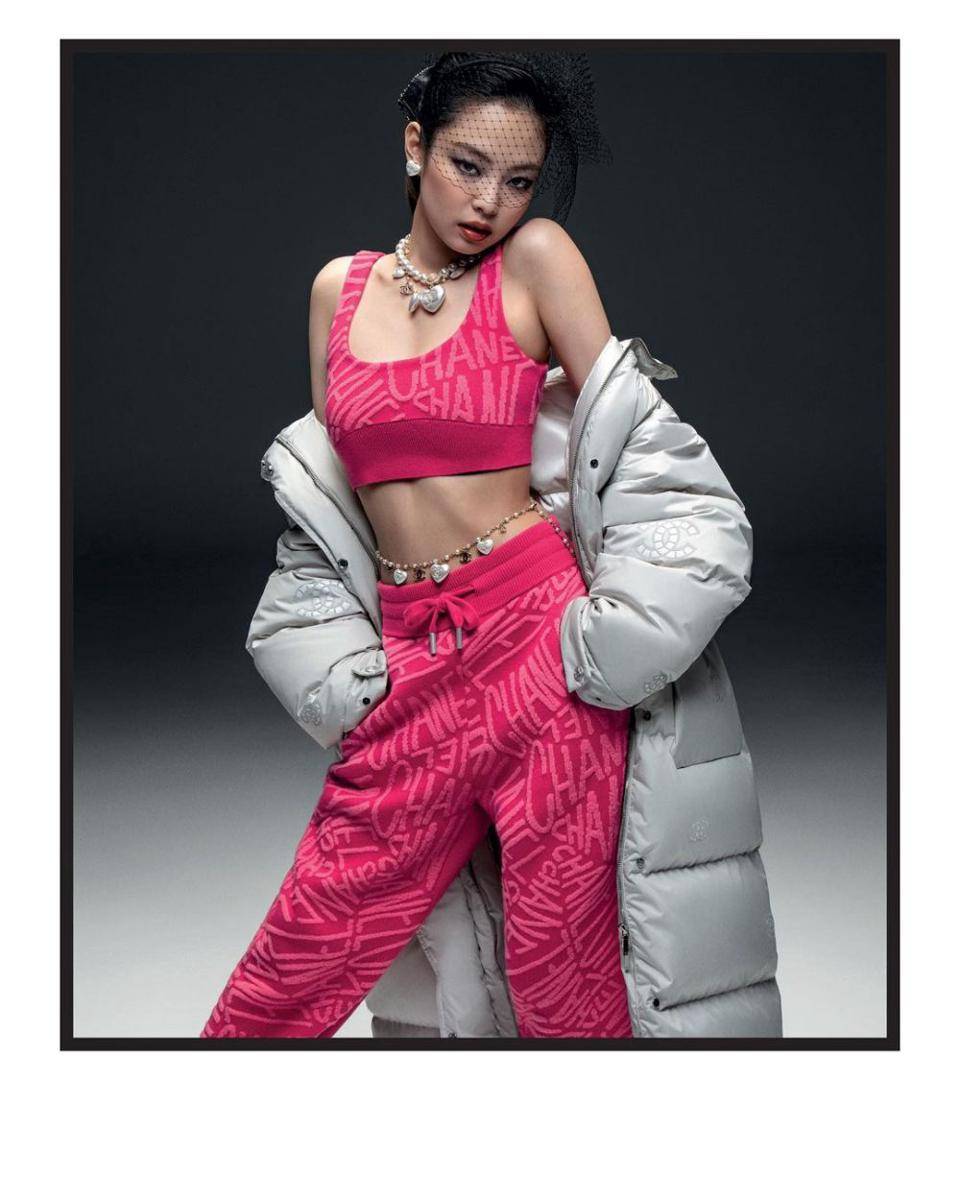 style Jennie BLACKPINK dengan outfit pink (instagram.com/jennierubyjane)