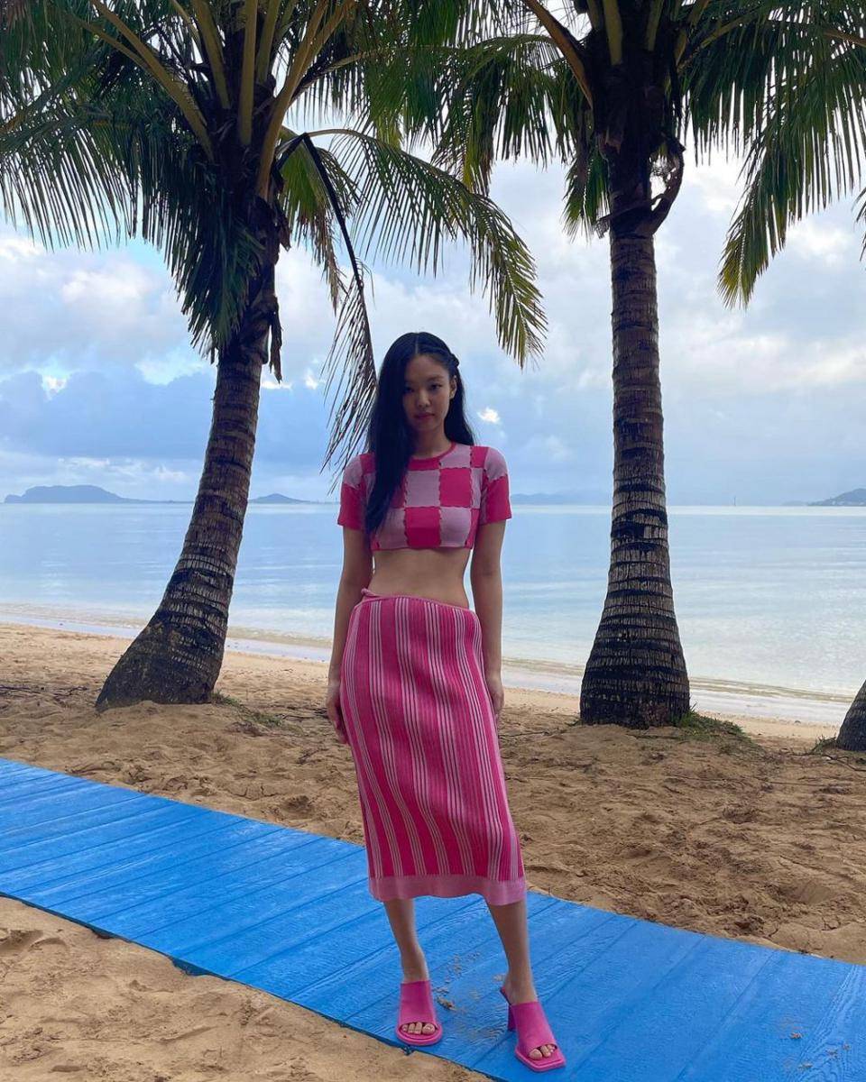 style Jennie BLACKPINK dengan outfit pink (instagram.com/jennierubyjane)